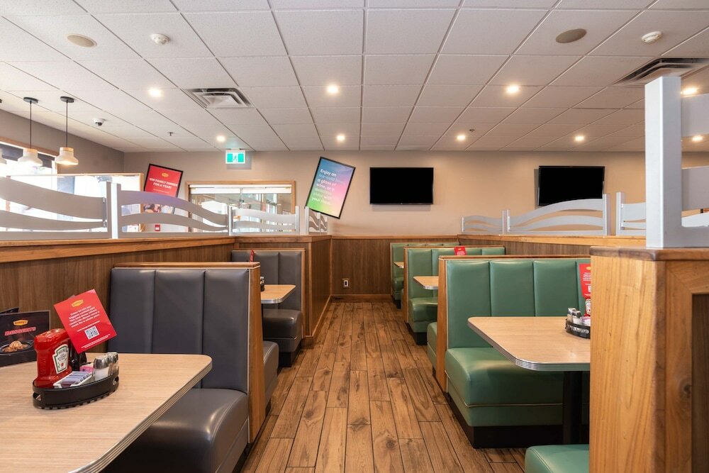 Фото Sandman Hotel Edmonton West