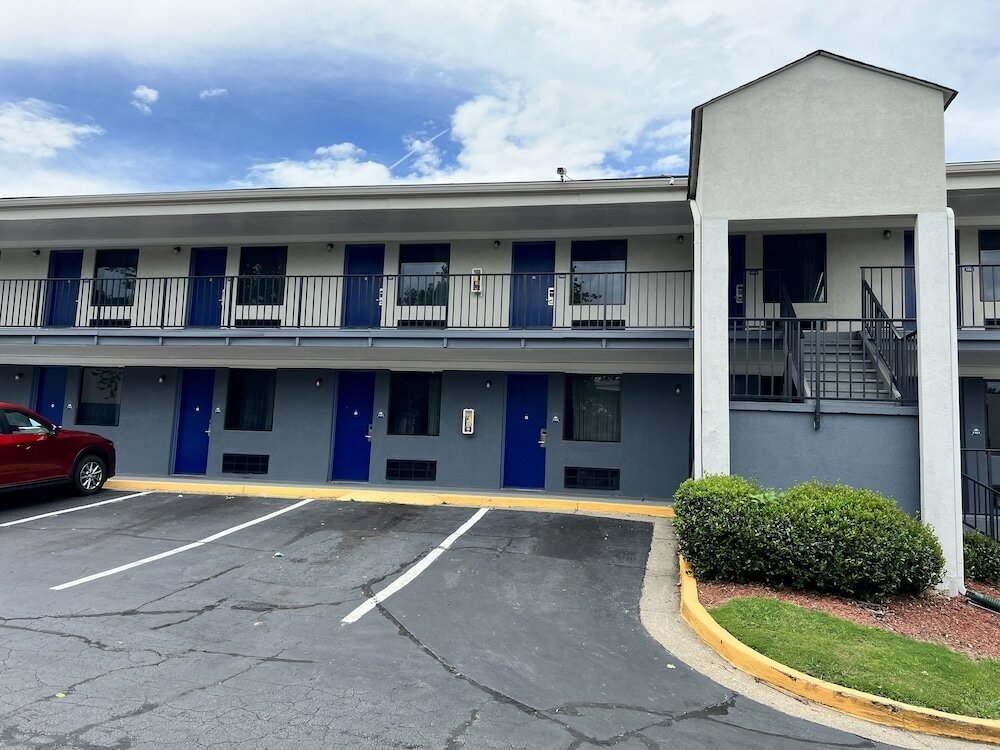 Фото Days Inn by Wyndham College Park Airport Best Road