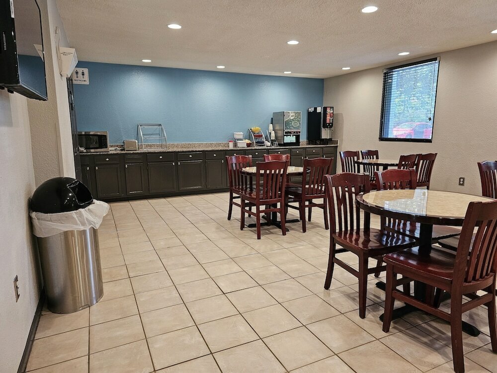 Фото Days Inn by Wyndham College Park Airport Best Road