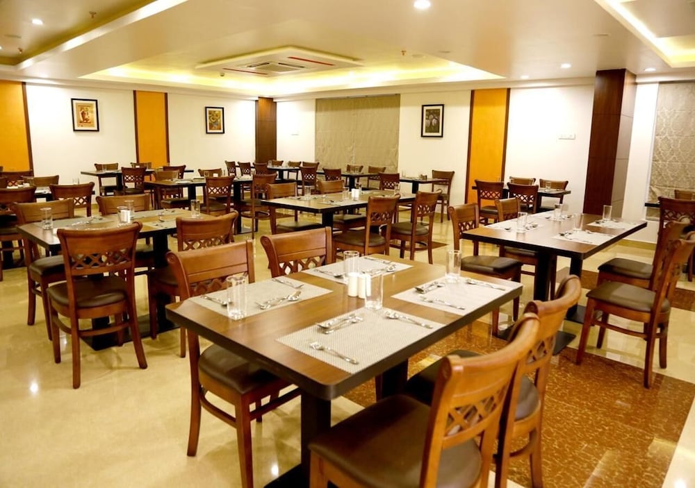 Фото Triguna Clarks Inn