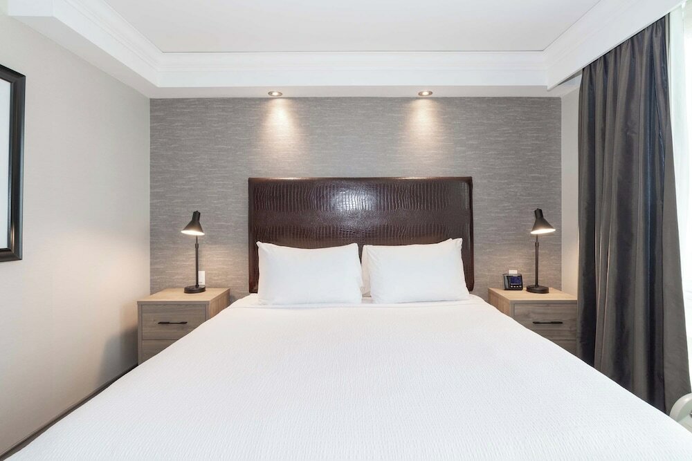 Фото Sandman Signature Toronto Airport Hotel