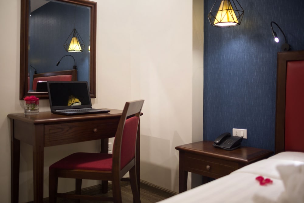 Фото Holiday Emerald Hotel