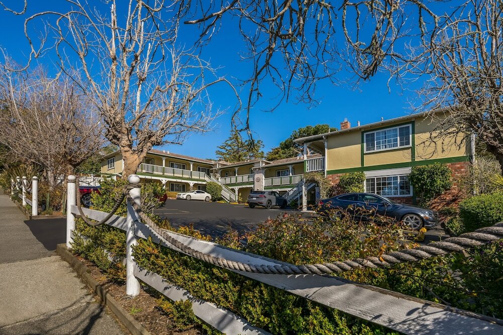 Фото Carmel Inn And Suites