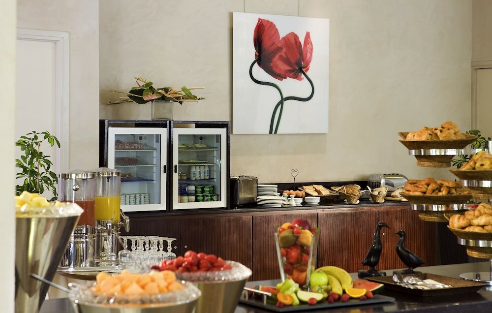 Фото Warwick Reine Astrid Lyon