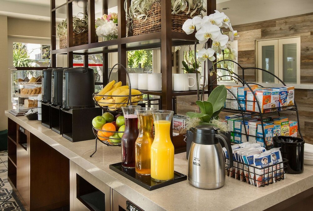 Фото West Beach Inn, a Coast Hotel