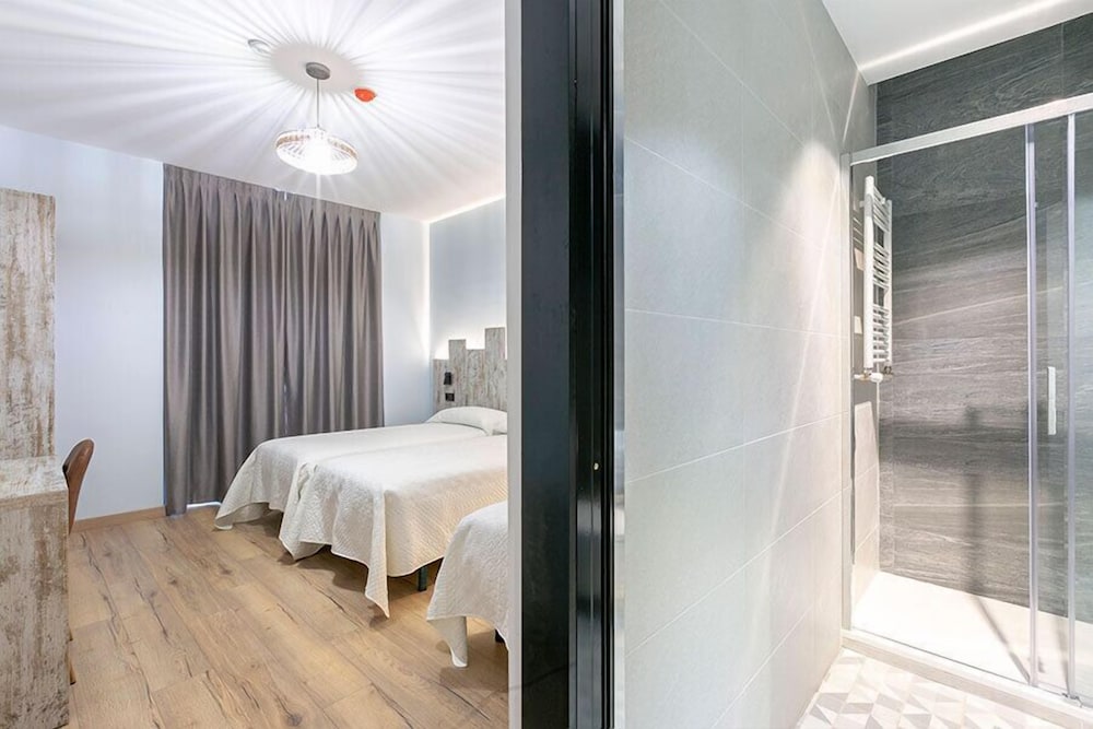 Фото Hostal Antón Martín