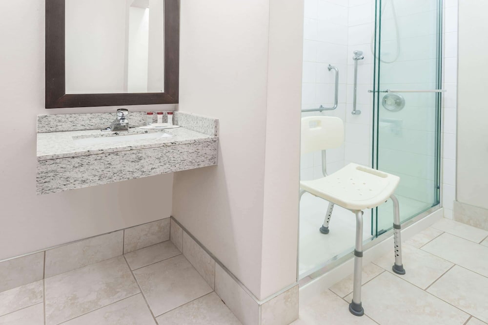 Фото Ramada by Wyndham Edmonton South