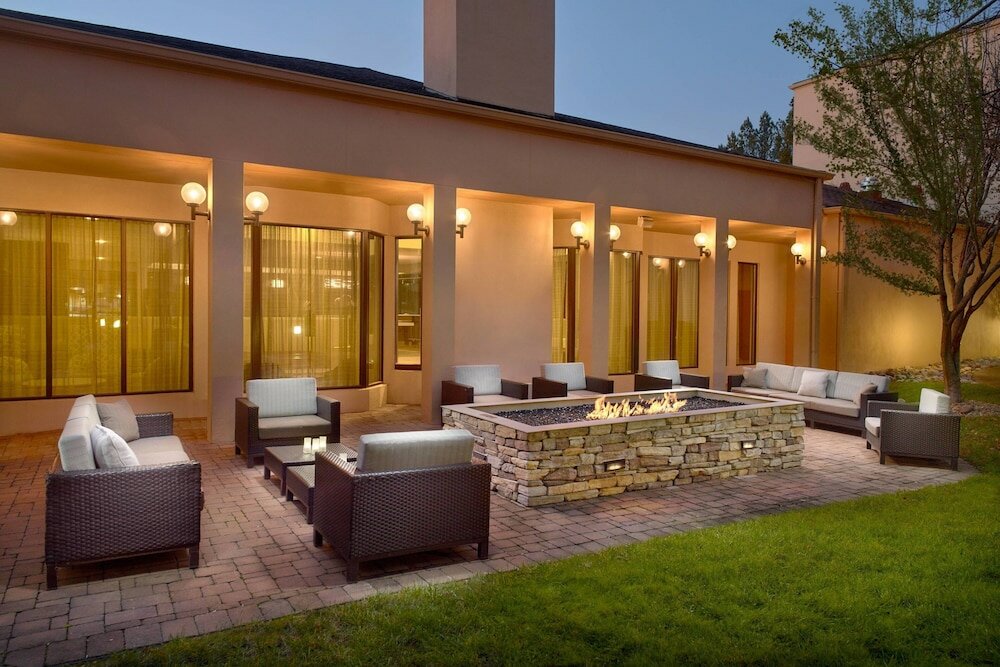 Фото Courtyard Charlotte Arrowood