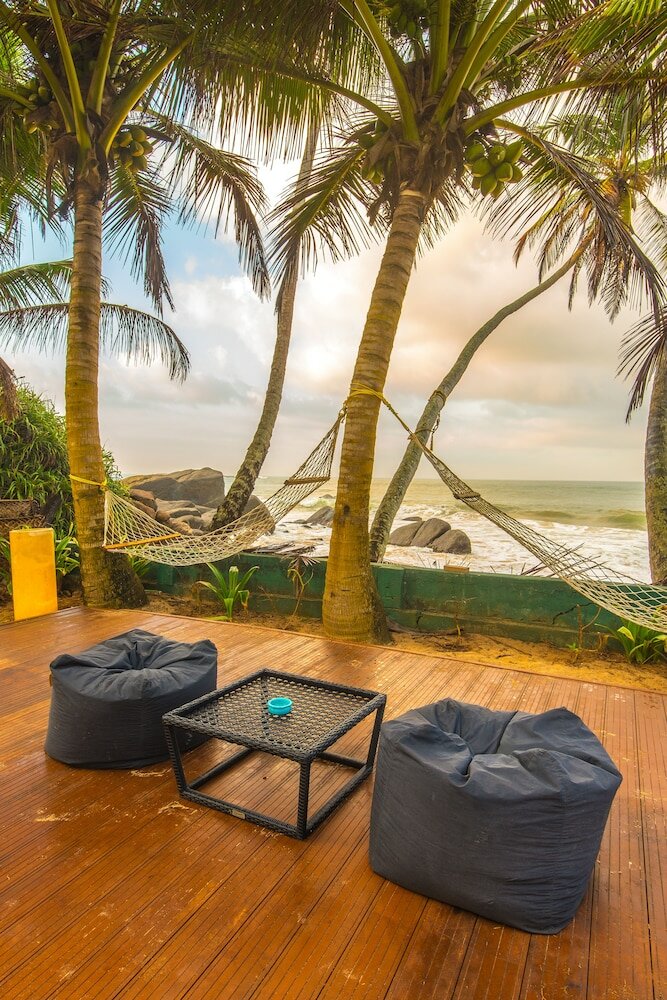 Фото J Ambalangoda