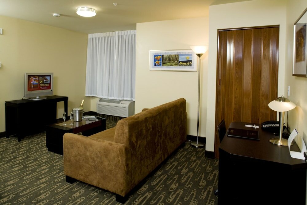 Фото Executive Residency by Best Western Navigator Inn & Suites