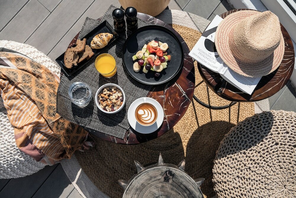 Фото On The Rocks Hotel