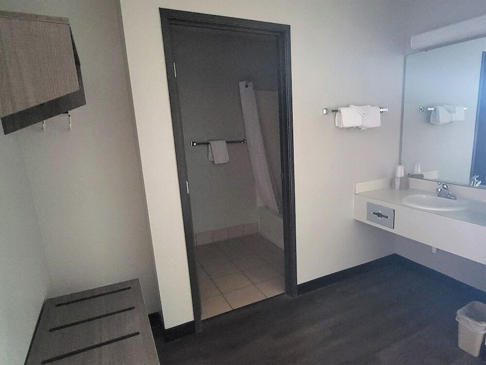 Фото Bavarian Haus Lakefront Inn