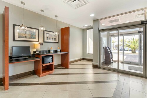 Гостиница Comfort Suites West Jacksonville в Джэксонвилле