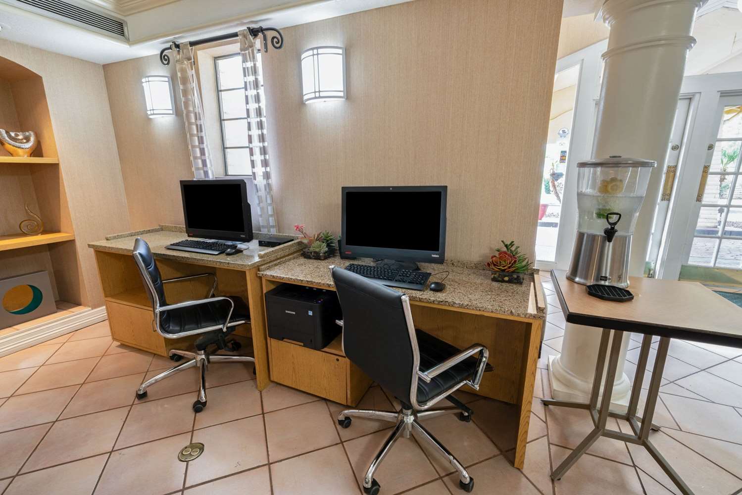 Фото La Quinta Inn by Wyndham Phoenix Sky Harbor Airport