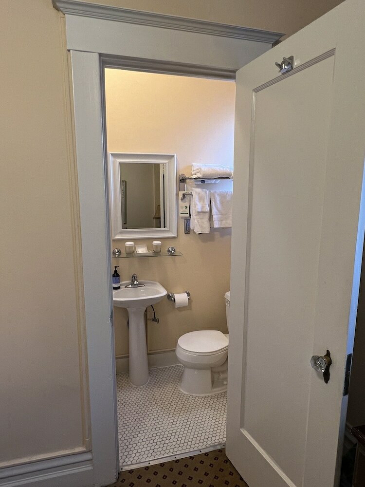 Фото The Andrews Hotel