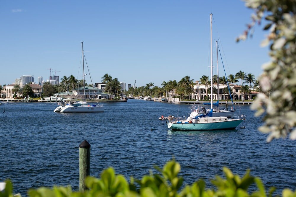 Фото The Pillars Hotel & Club