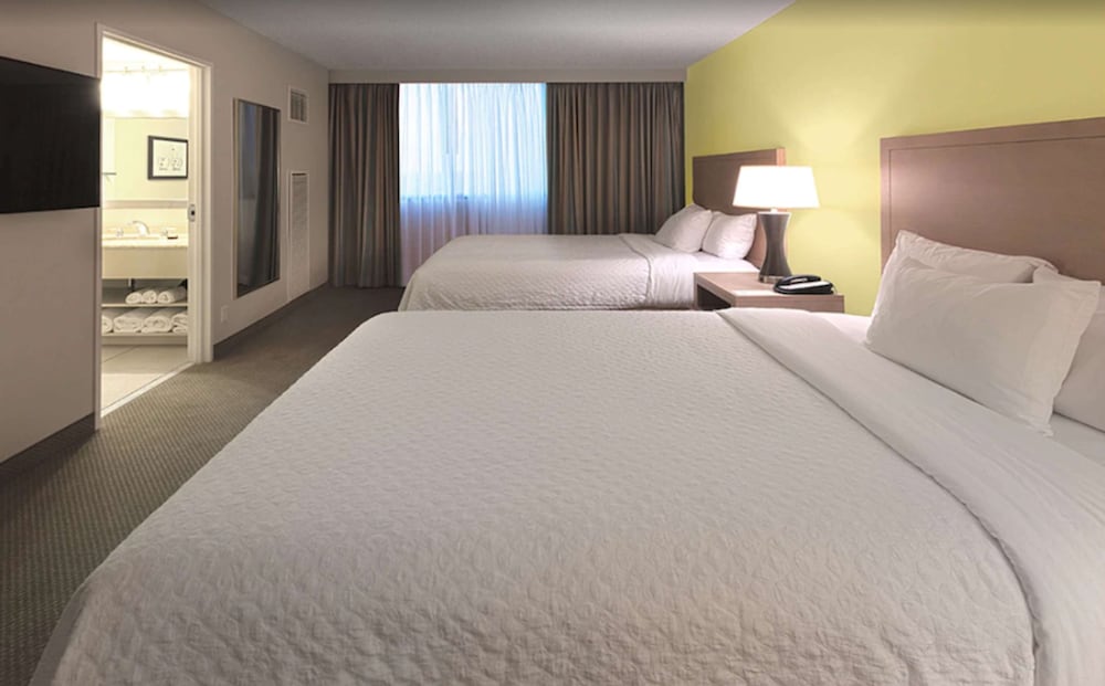 Фото Embassy Suites by Hilton Tampa Airport Westshore