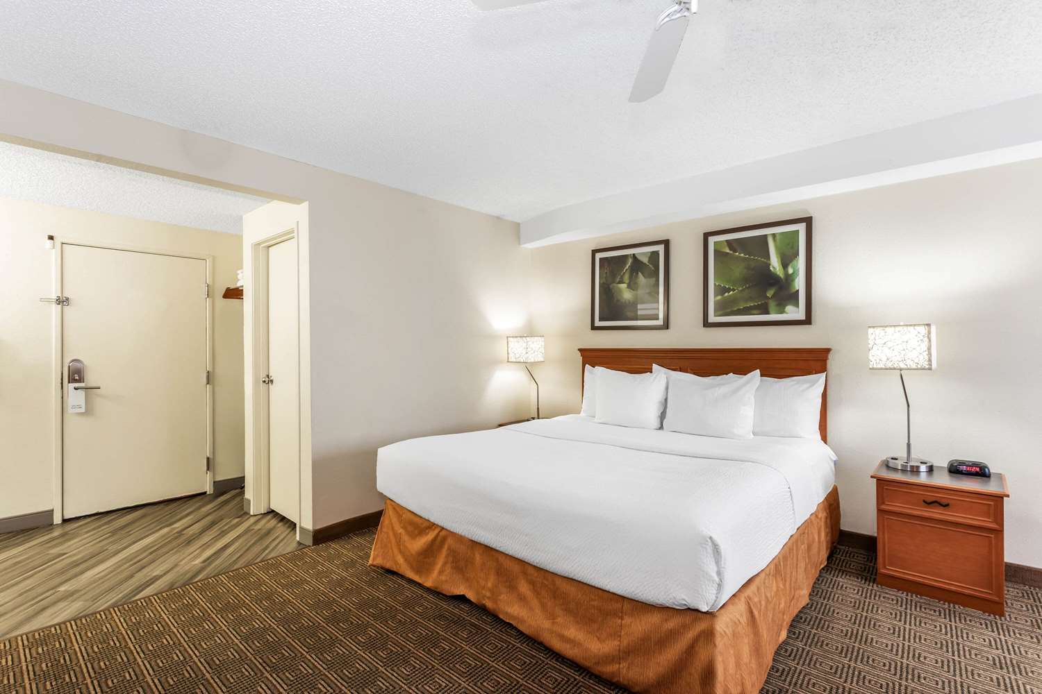 Фото La Quinta Inn & Suites by Wyndham Orlando South