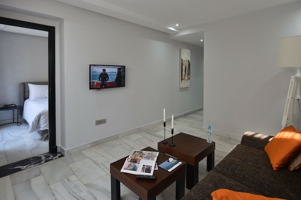Фото Le Yacht Suites Hotel