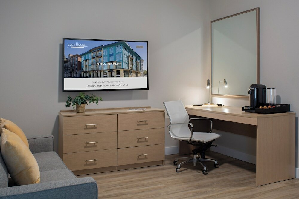 Фото Art House Hotel and Suites