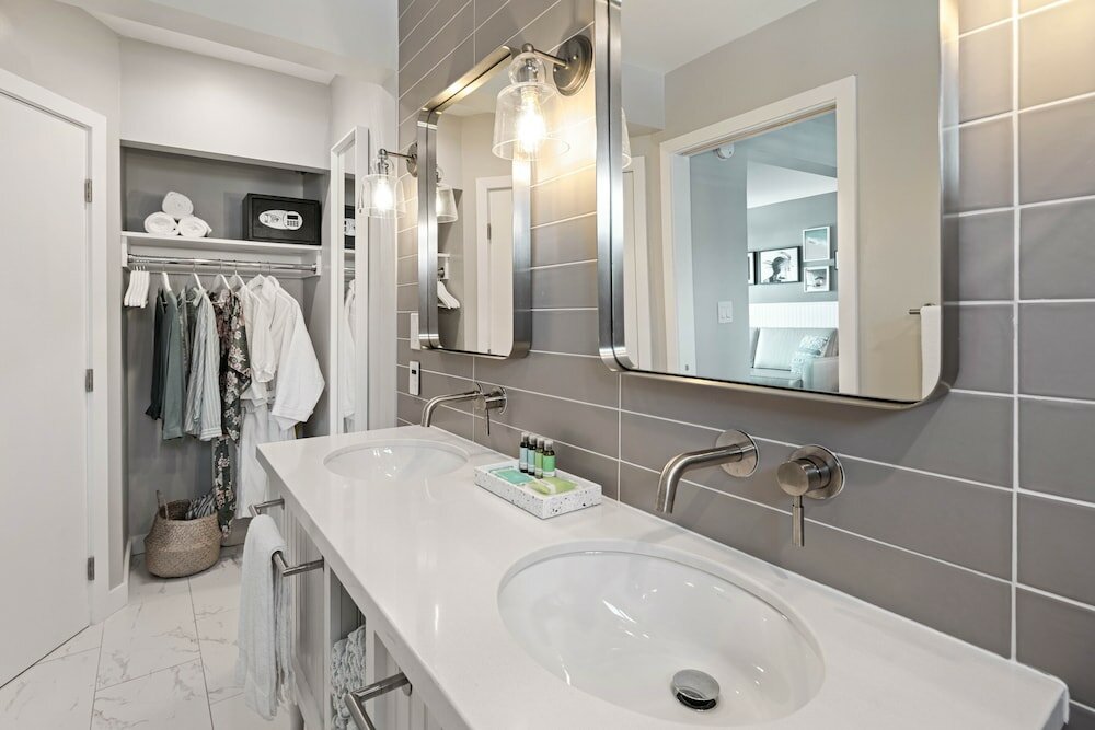 Фото Sea Sprite Oceanfront Hotel