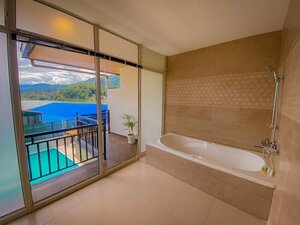 Гостиница Majestic Lakefront Hotel & Suites