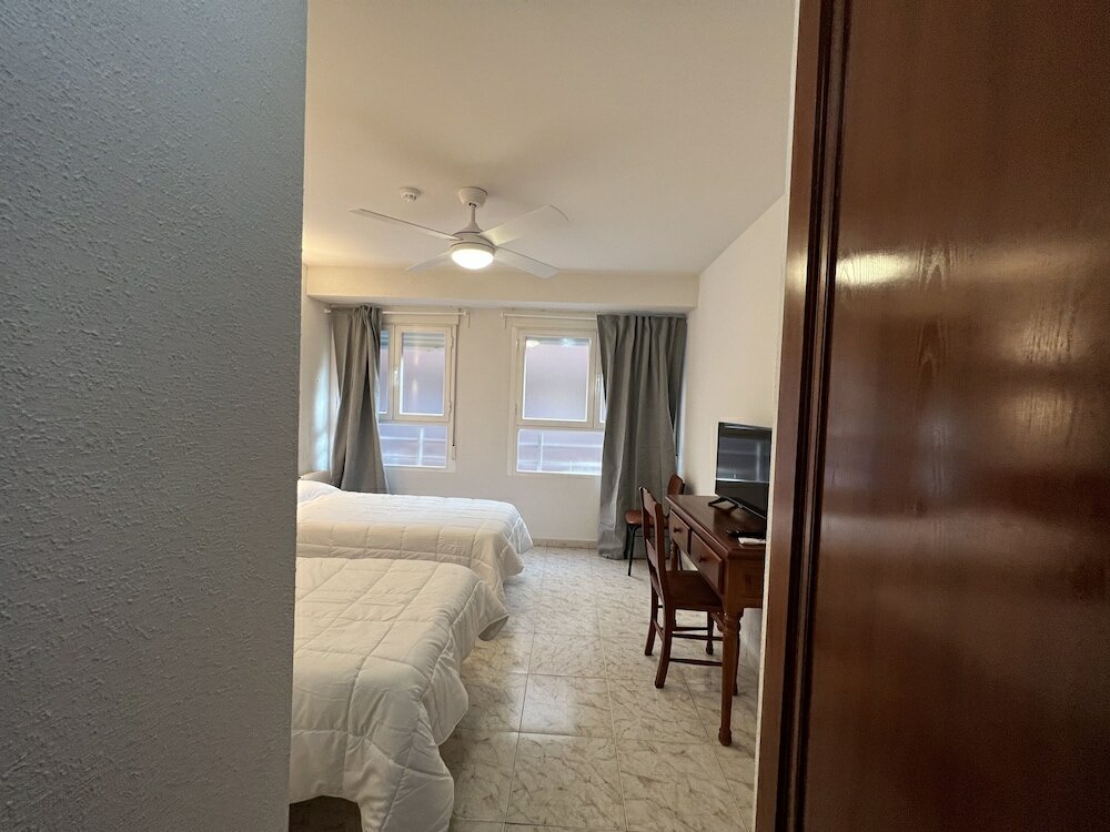 Фото Hostal La Embajada