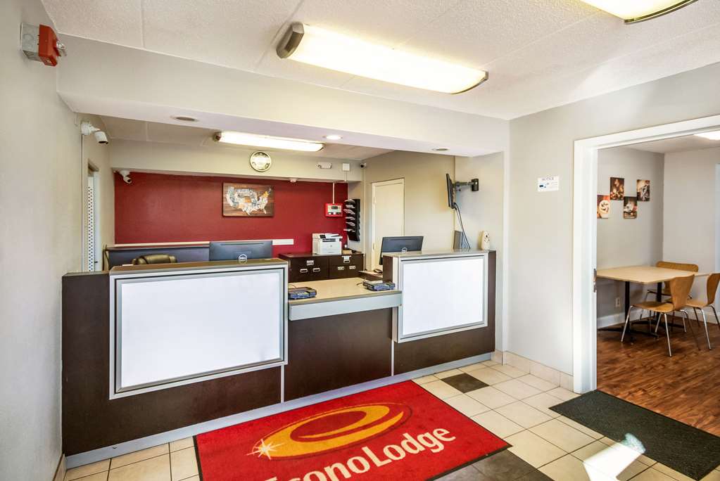 Фото Super 8 by Wyndham Charleston Wv