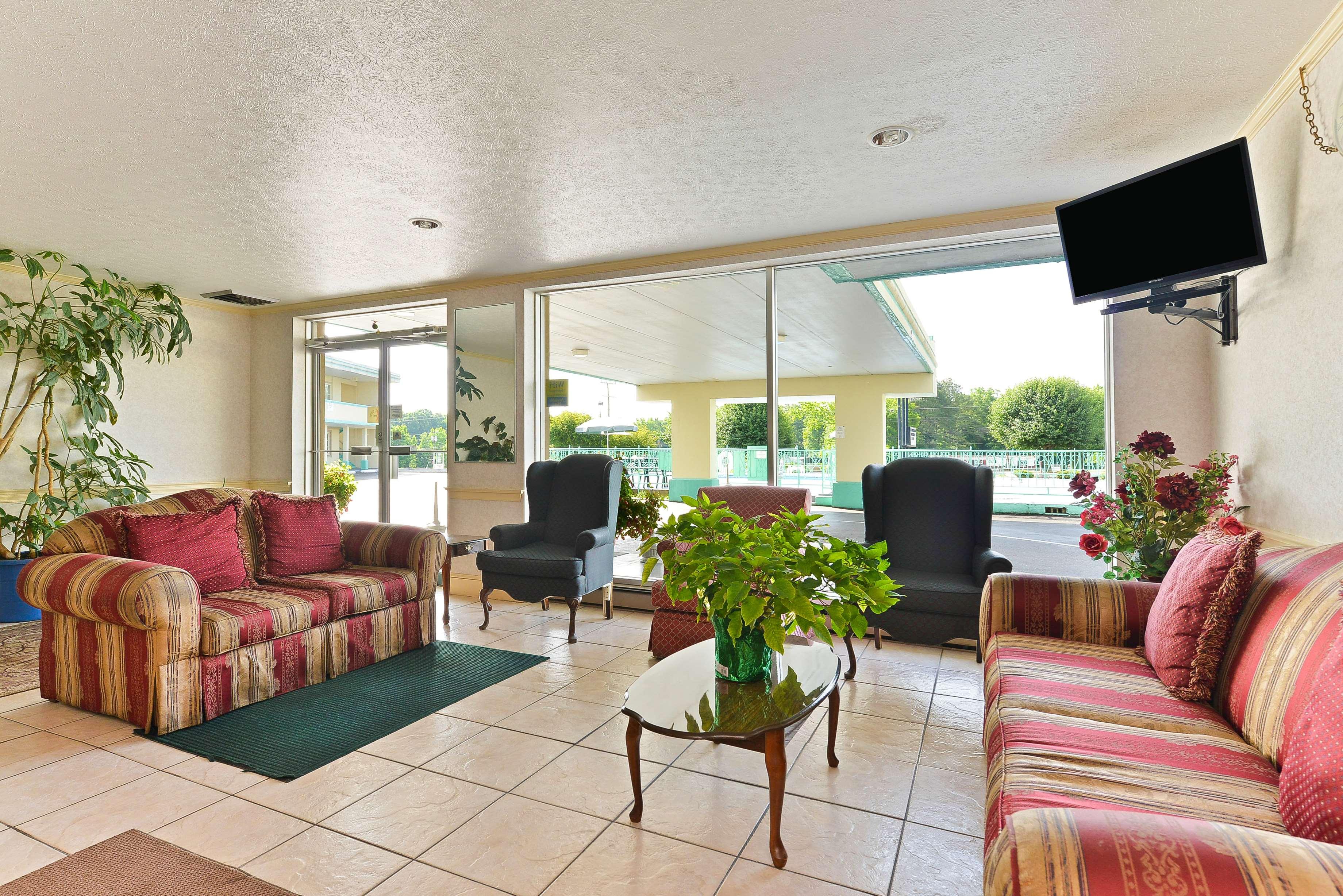 Фото Americas Best Value Inn & Suites South Boston