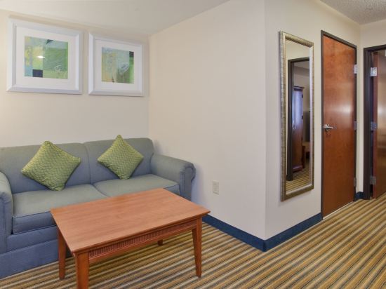 Фото Holiday Inn Express Hotel & Suites Fredericksburg, an Ihg Hotel