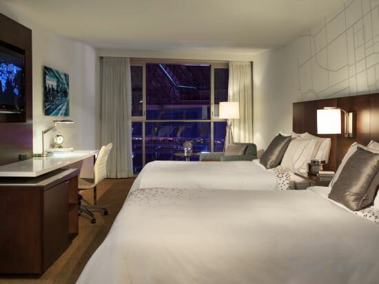 Фото Toronto Marriott City Centre Hotel