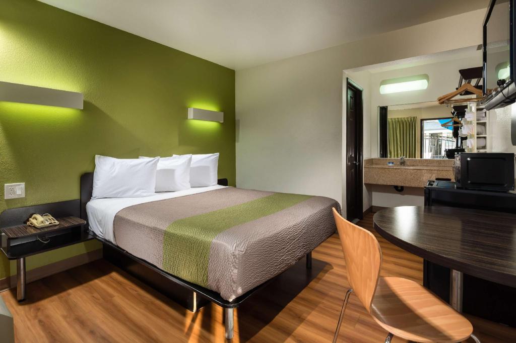 Фото Motel 6 Canoga Park, Ca