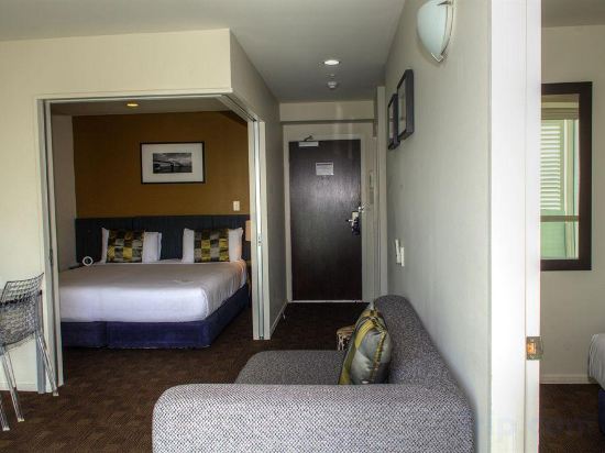 Фото The Quadrant Hotel & Suites