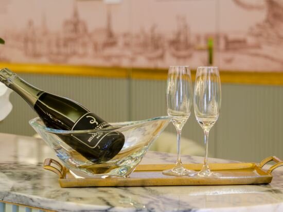 Фото The Emerald House Lisbon Curio Collection by Hilton