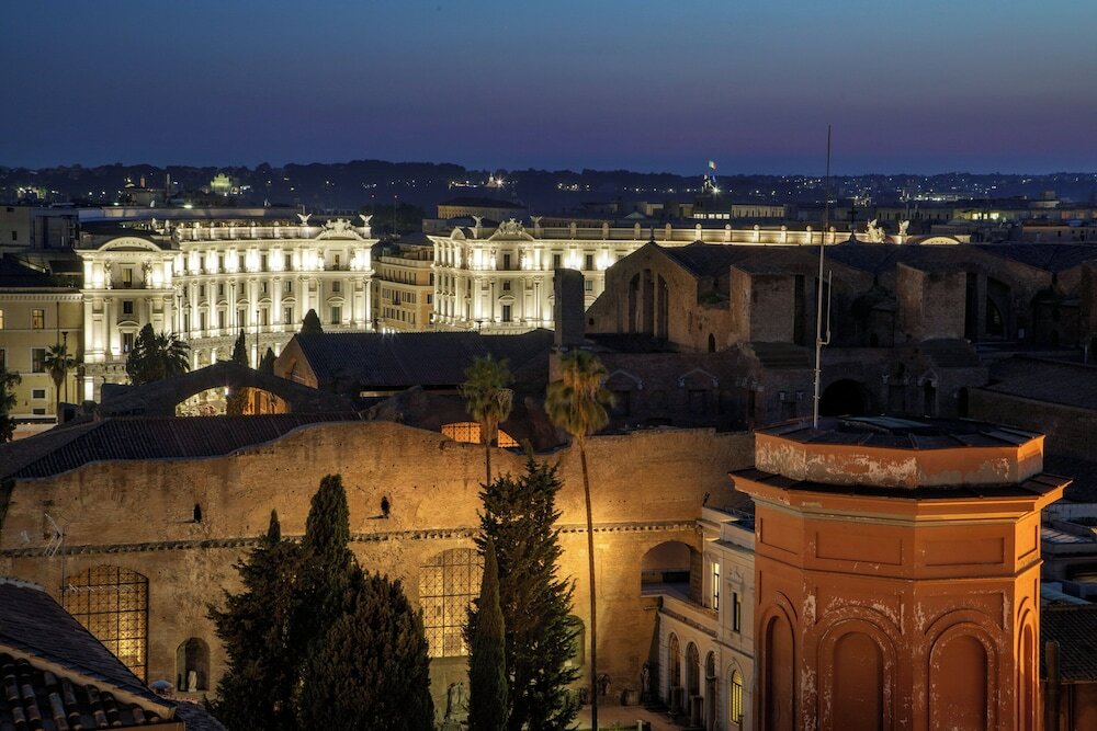 Фото The Independent Hotel