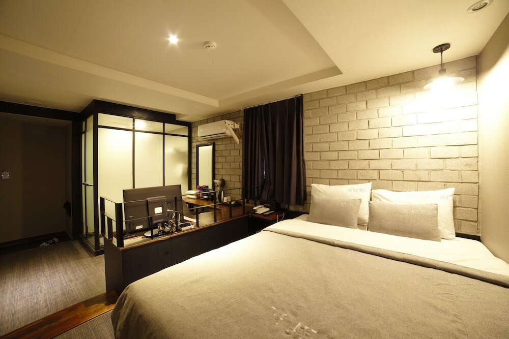 Фото The Last Hotel