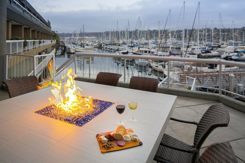 Фото Bay Club Hotel & Marina