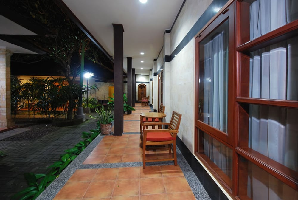 Фото Yulia Beach Inn Kuta