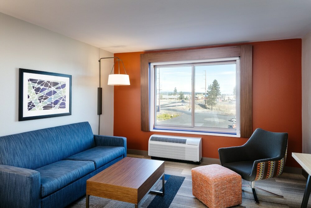 Фото Holiday Inn Express & Suites Bend South, an Ihg Hotel