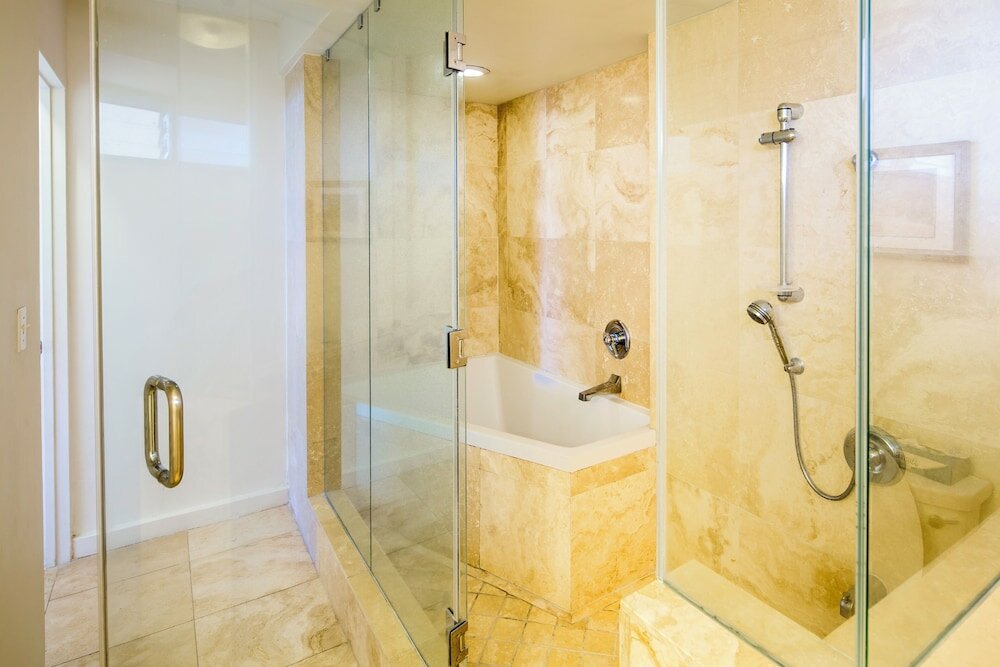 Фото Castle Waikiki Shore