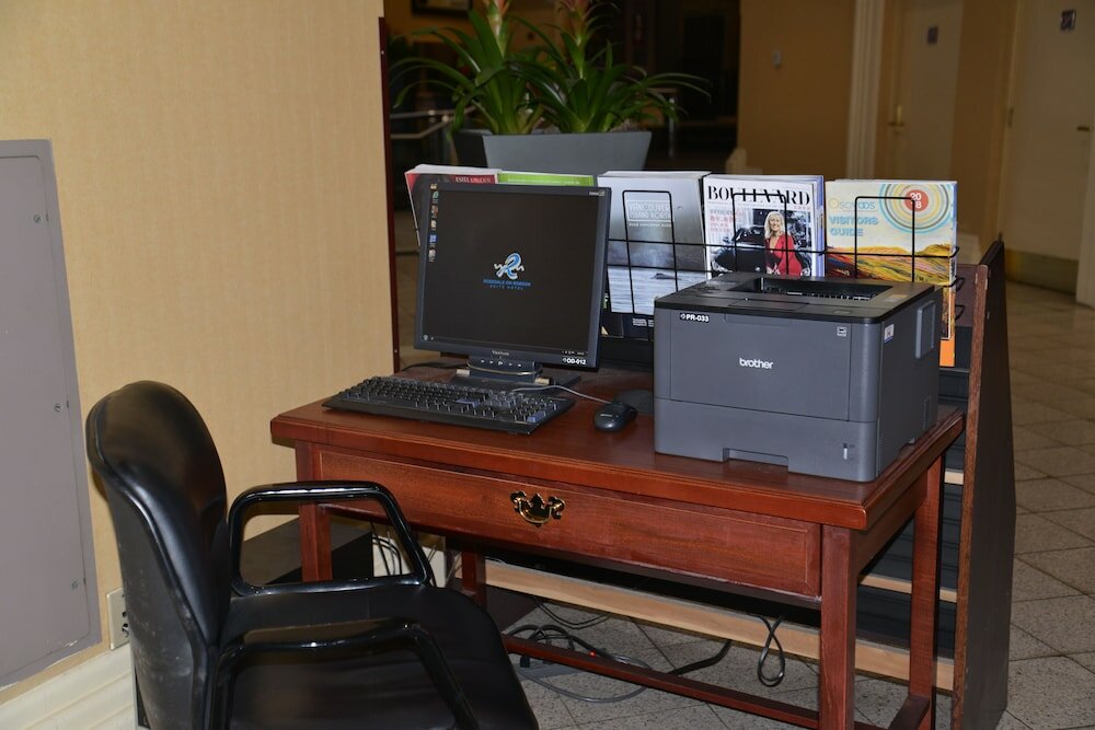 Фото Rosedale on Robson Suite Hotel