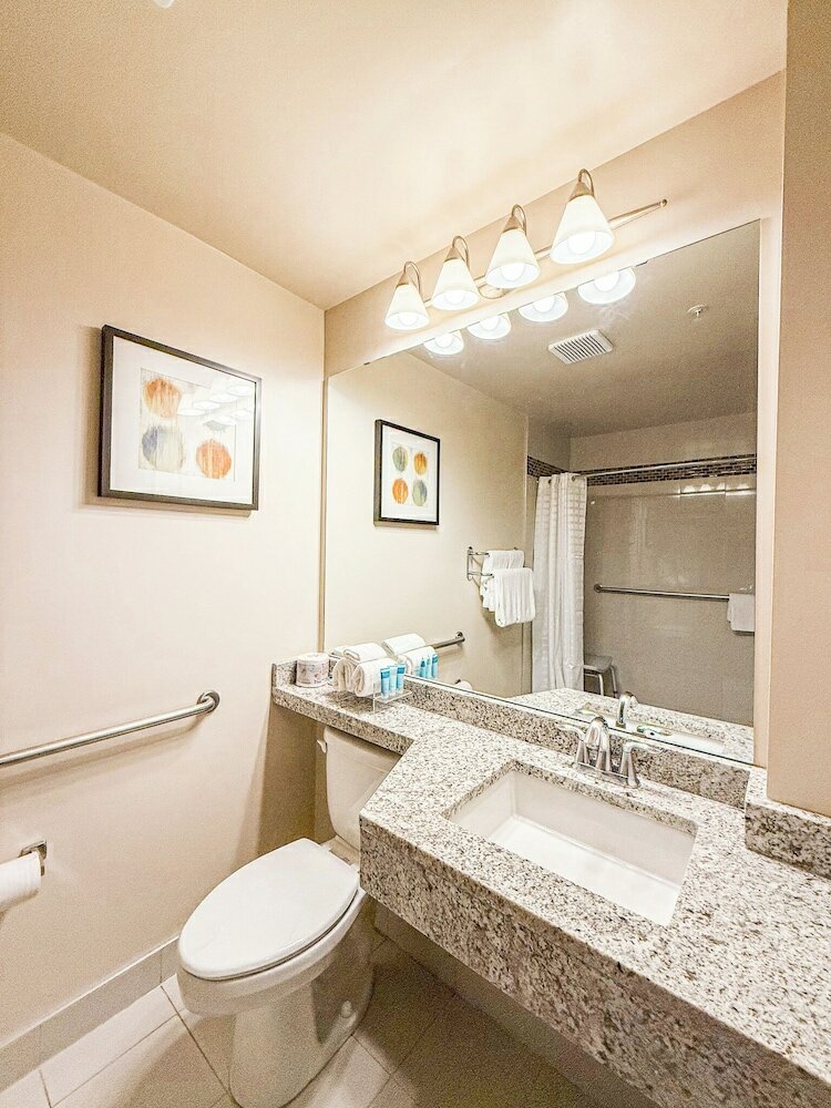 Фото West Edmonton Mall Inn