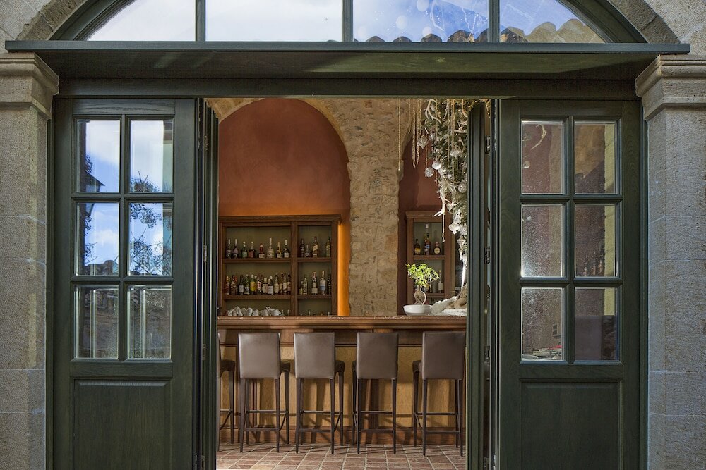 Фото Moni Emvasis Luxury Suites