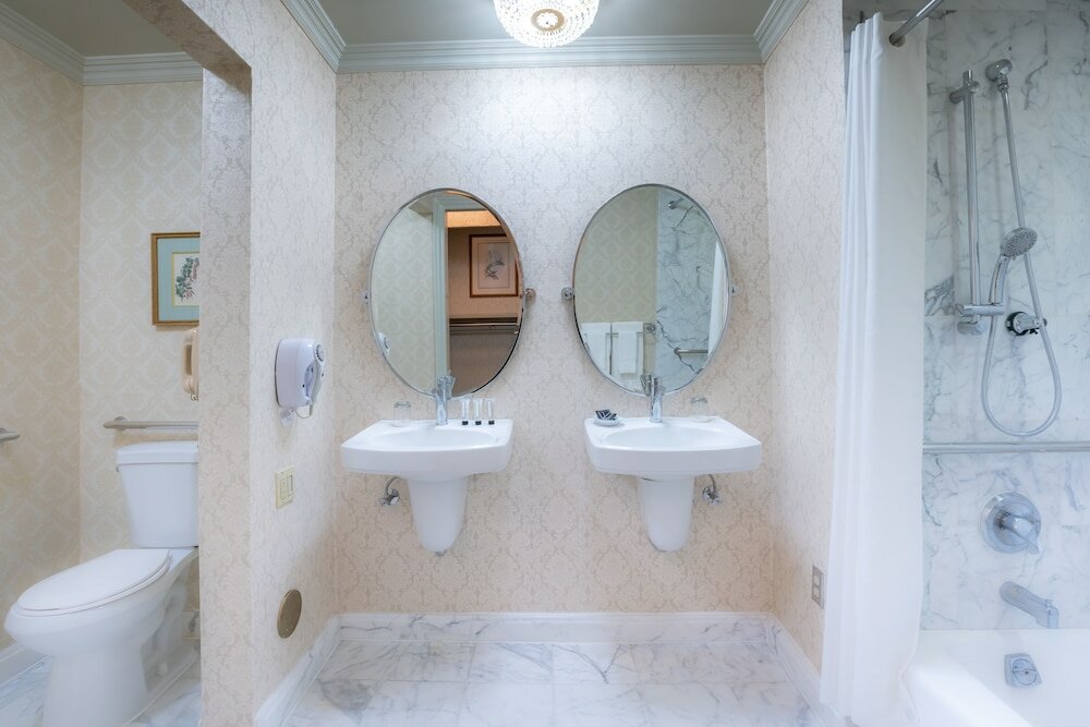 Фото Bristol Hotel, Boutique Collection