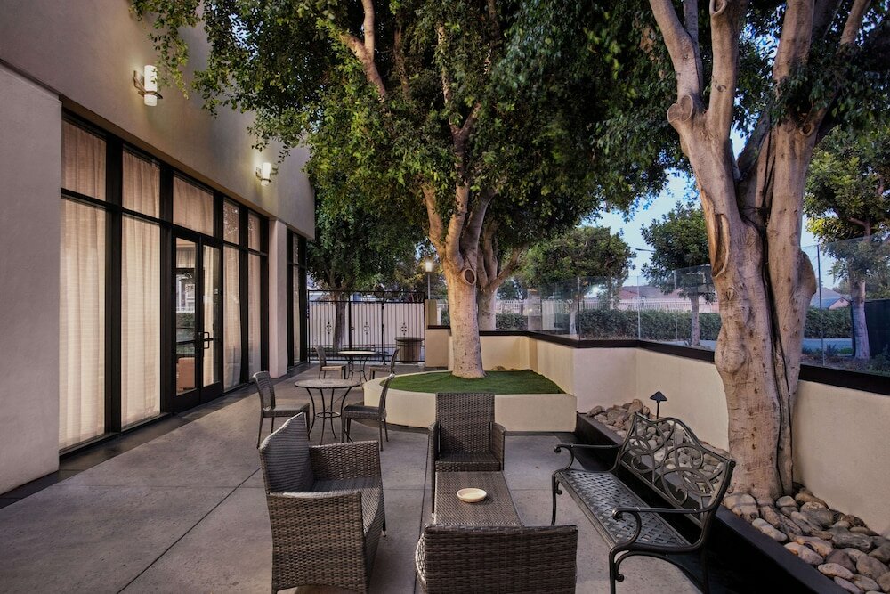 Фото DoubleTree by Hilton Los Angeles - Norwalk