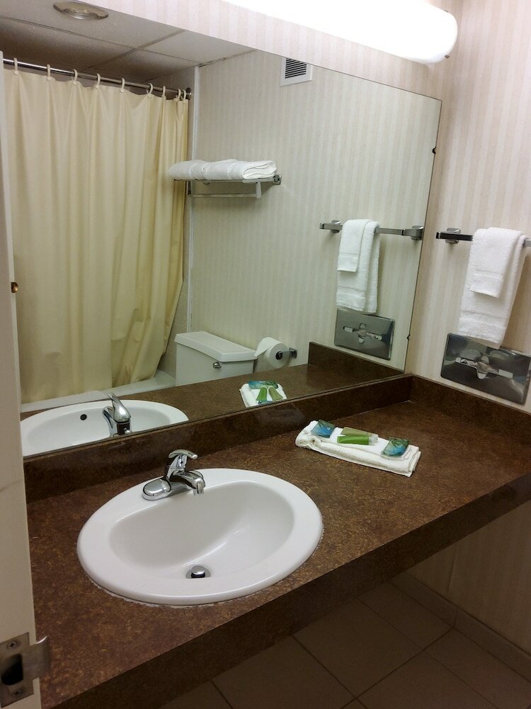 Фото Klopfenstein Inn and Suites