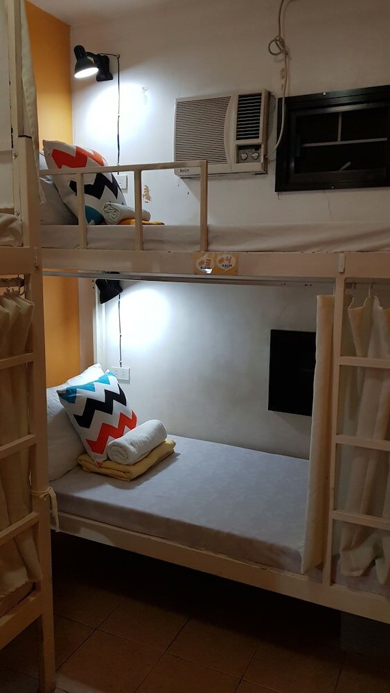 Фото Crossroads Hostel Manila
