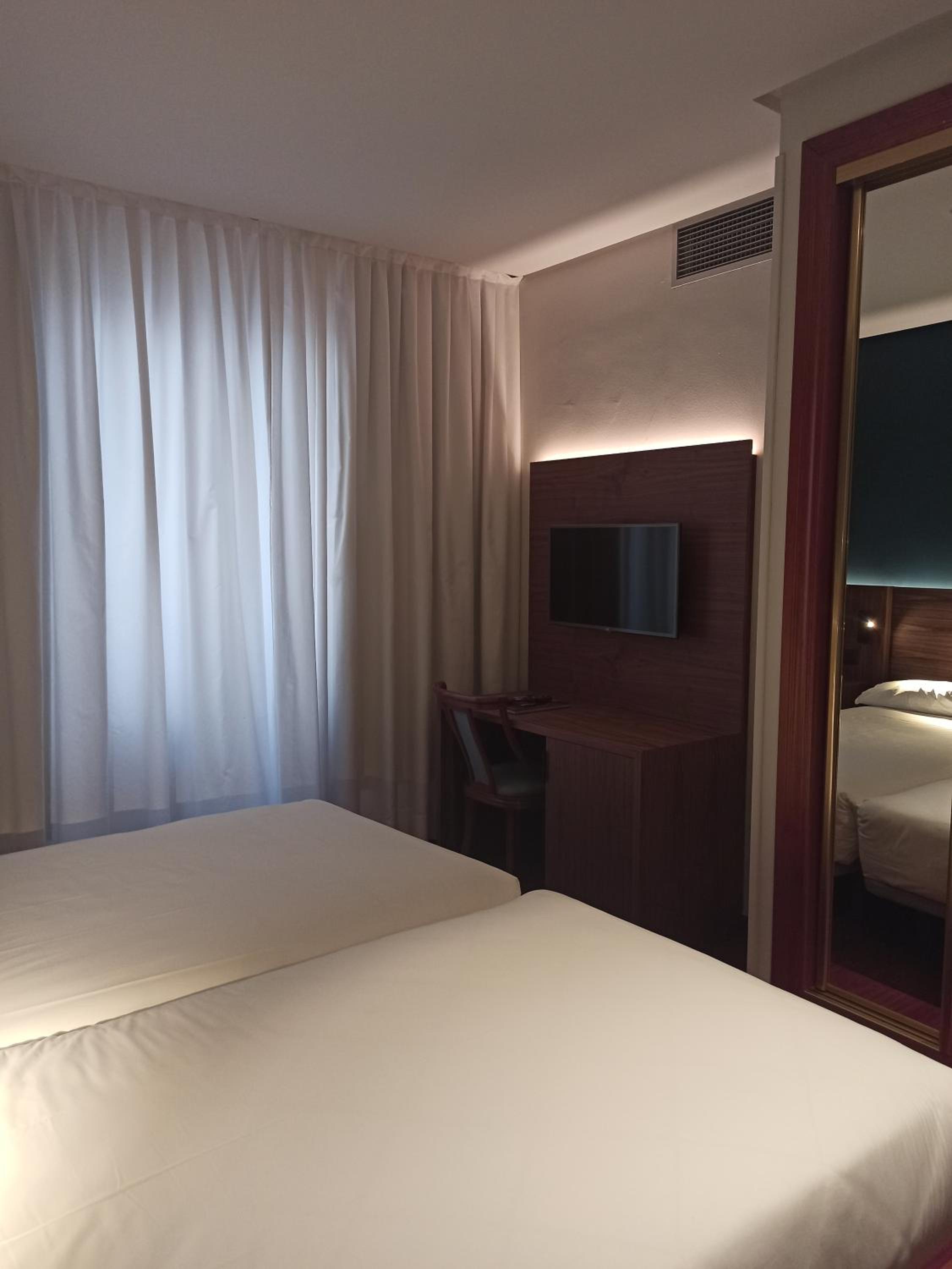Фото Hotel SPA Paris
