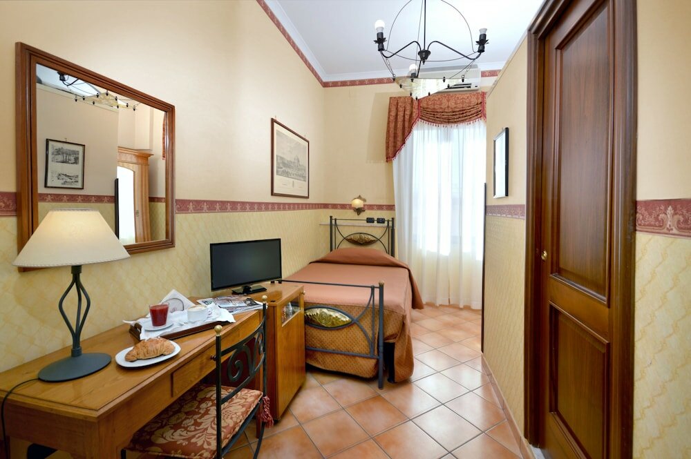 Фото Pinto Storey Hotel