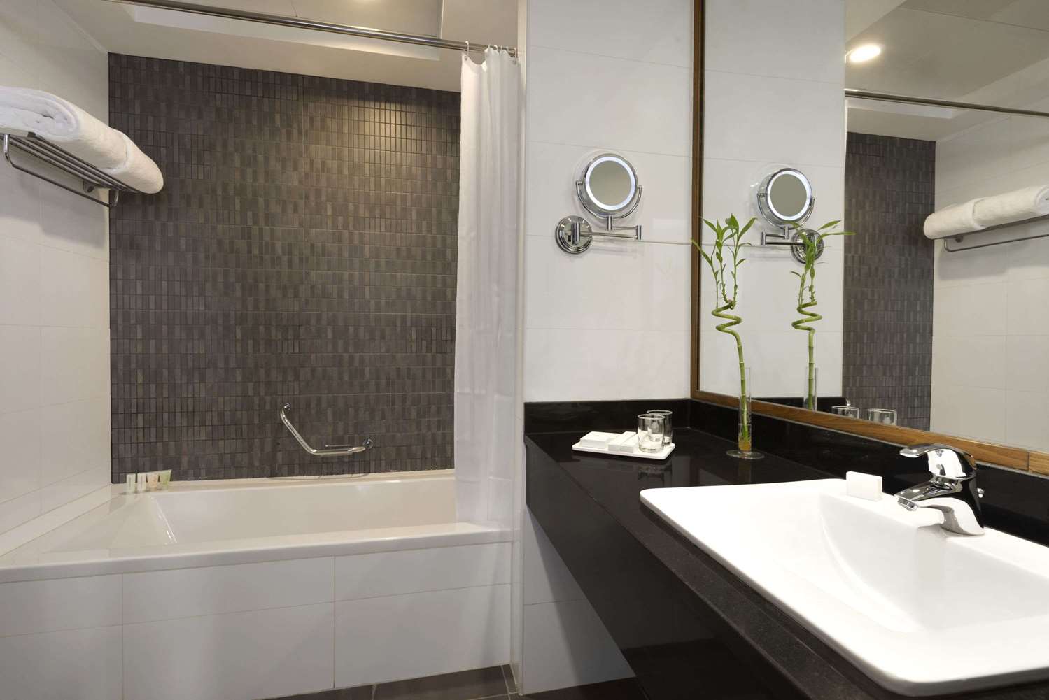 Фото Ramada by Wyndham Abu Dhabi Corniche